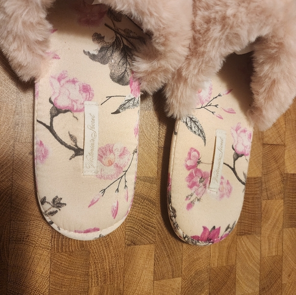 Victoria's Secret house slippers Size Large Pink Floral with fluffy pouf - Picture 7 of 16